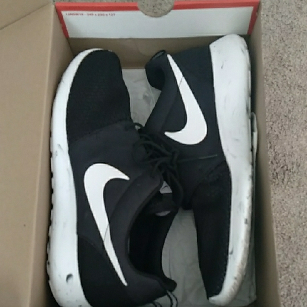 Nike Rosherun Men's Marble Black and White Sneakers